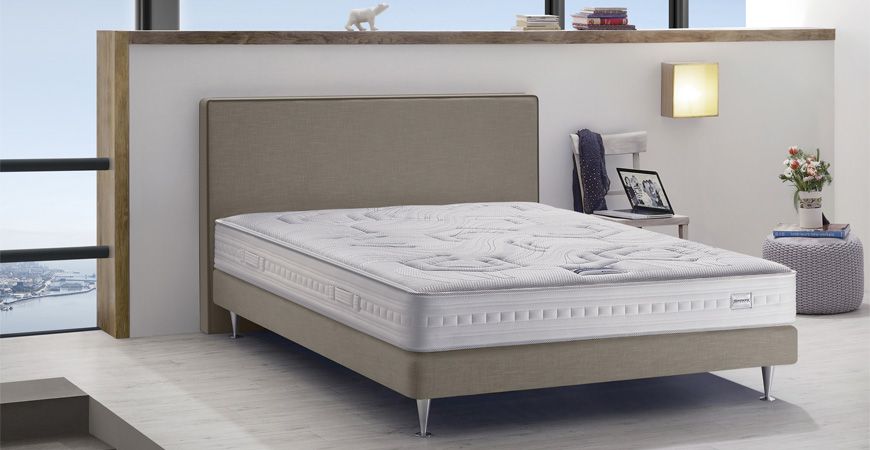 Le matelas SIMMONS Ciel d’Ange de la Collection Essentielle offre un accueil moelleux et un soutien ferme.