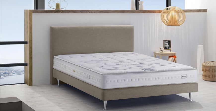 Le matelas SIMMONS Ciel de Rêve de la collection Essentielle offre un accueil enveloppant et un soutien ferme.