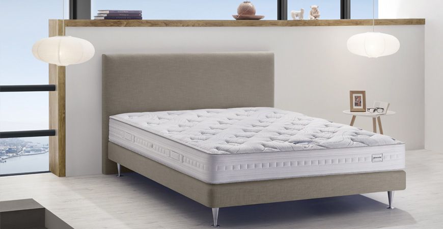 Profitez de - 45% sur le matelas SIMMONS Ciel de Nuit de la collection Essentielle offre un accueil mi-ferme et un soutien ferme.